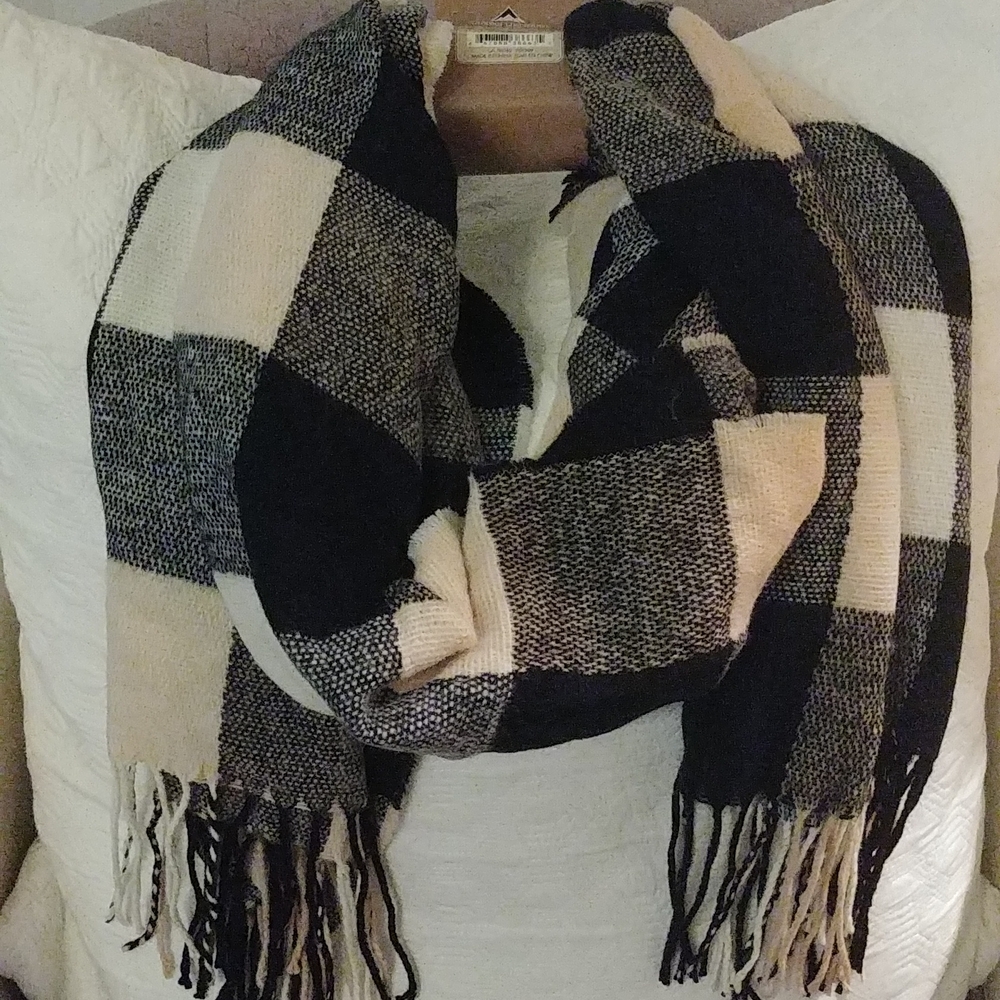 🎉2/$16 NEW True North Plaid Soft Check Scarf Black Baby Pink White